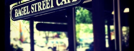 Bagel Street Cafe is one of Locais curtidos por Ryan.