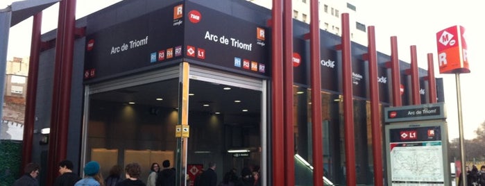 RENFE Arc de Triomf is one of สถานที่ที่ Brujita ถูกใจ.
