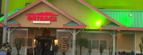 Outback Steakhouse is one of Comidinha e ambientes gostosos! Hummm.