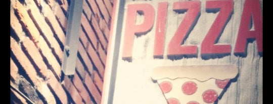 Memphis Pizza Cafe is one of Tempat yang Disukai Nash.