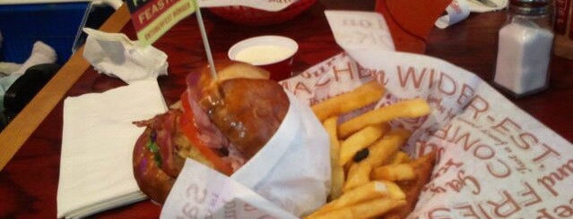Red Robin Gourmet Burgers and Brews is one of Tempat yang Disukai Deanna.