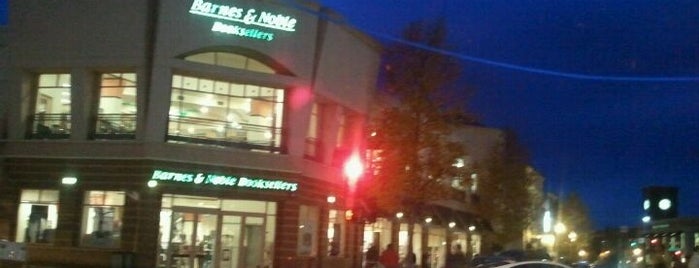 Barnes & Noble is one of Andrew'in Beğendiği Mekanlar.