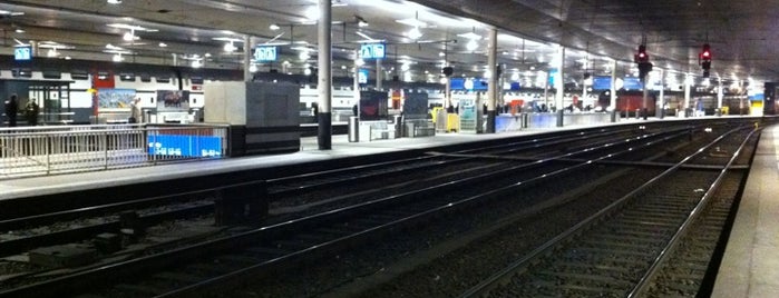 Bahnhof Bern is one of Bahnhöfe.