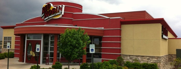 Red Robin Gourmet Burgers and Brews is one of Tempat yang Disukai Gail.