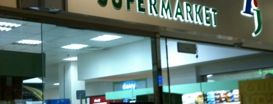 Al Jazira Supermarket is one of Lugares favoritos de Chris.