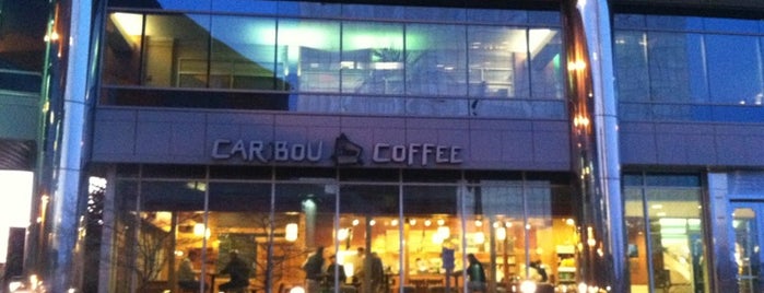 Caribou Coffee is one of Orte, die John gefallen.