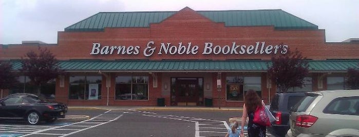 Barnes & Noble is one of Lugares favoritos de Katherine.