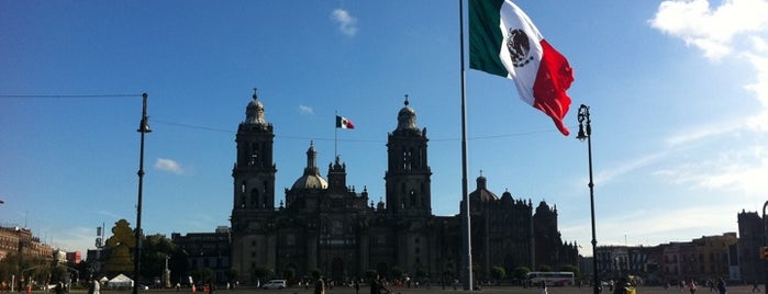 Plaza de la Constitución (Zócalo) is one of Mis lugares en México DF.
