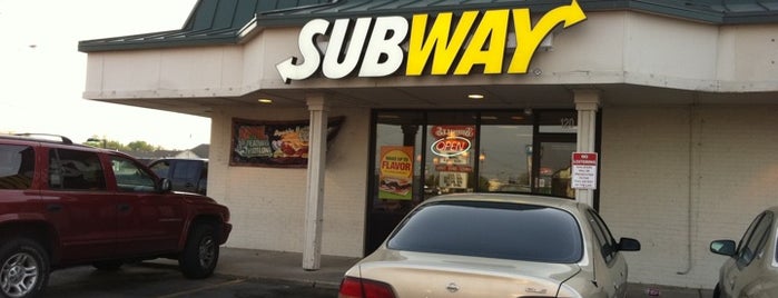 Subway is one of Tempat yang Disukai Josh.