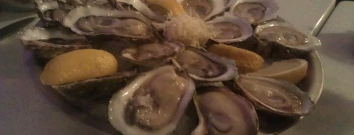 Diana's Oyster Bar & Grill is one of Hourie's Saved Places.