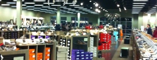 DSW Designer Shoe Warehouse is one of สถานที่ที่ Phillip ถูกใจ.