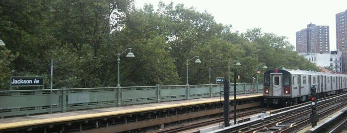 MTA Subway - Jackson Ave (2/5) is one of Gespeicherte Orte von Jon.