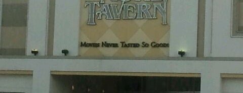 Movie Tavern is one of สถานที่ที่ Rodney ถูกใจ.