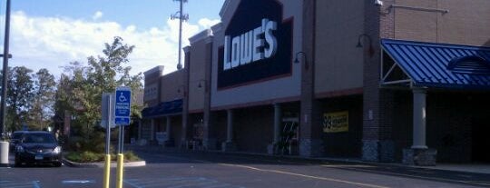 Lowe's is one of Lugares favoritos de Lindsaye.