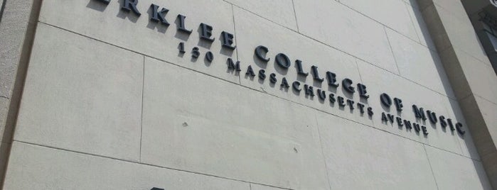 Berklee College of Music is one of Tempat yang Disukai Alfredo.