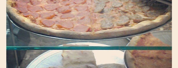 Chiccos Pizza is one of Carynさんのお気に入りスポット.