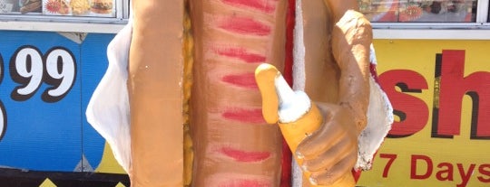 Cupid's Hot Dogs is one of Gespeicherte Orte von Shirley.