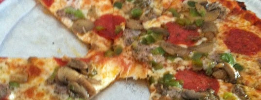 Fricano's Pizza is one of Locais salvos de Derek.