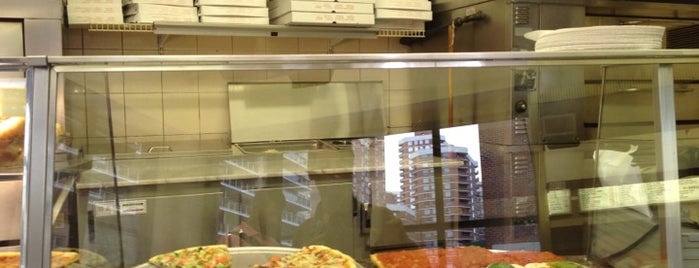 Mike's Pizza is one of Lugares favoritos de Cheapeats.