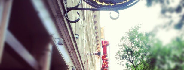 The Old Spaghetti Factory is one of Lugares favoritos de Chris.