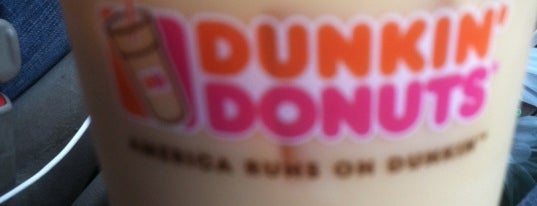 Dunkin' is one of Locais curtidos por Zoë.