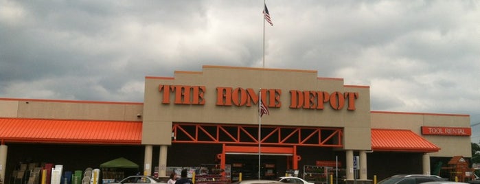 The Home Depot is one of Tempat yang Disukai Mike.