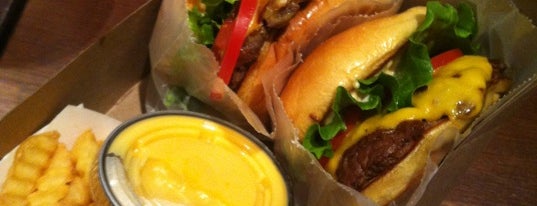 Shake Shack is one of Inesさんのお気に入りスポット.