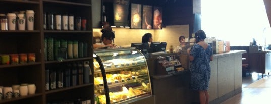 Starbucks is one of Tempat yang Disukai Oo.