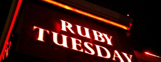 Ruby Tuesday is one of Tempat yang Disukai Alberto.