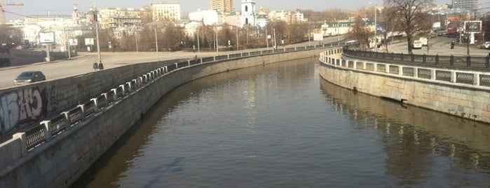 Maly Ustinsky Bridge is one of สถานที่ที่ Natalie ถูกใจ.