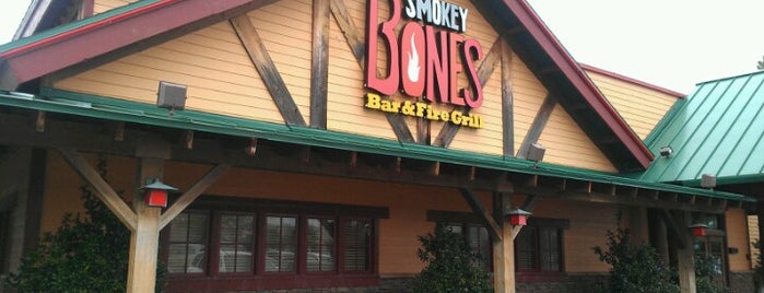 Smokey Bones Bar & Fire Grill is one of Lugares guardados de Lizzie.