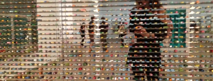 Damien Hirst @ Tate Modern is one of Romo 님이 좋아한 장소.