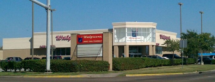 Walgreens is one of สถานที่ที่ Aron ถูกใจ.
