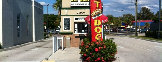 mad dogs hot dogs is one of Tempat yang Disukai Alex.