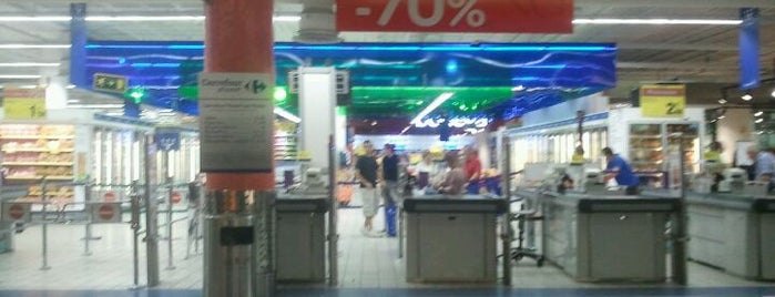 Carrefour is one of Laraさんのお気に入りスポット.