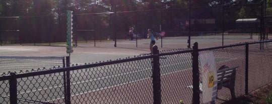Peachtree City Tennis Center is one of Lugares favoritos de Kurt.