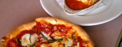 Giovanni's Italian Restaurant & Pizzeria is one of สถานที่ที่ Dave ถูกใจ.