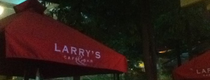 Larry's Café & Bar is one of Lugares favoritos de Ahmet.