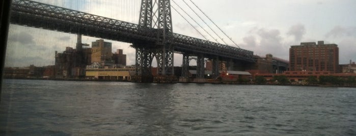 Pont de Williamsburg is one of NYC.