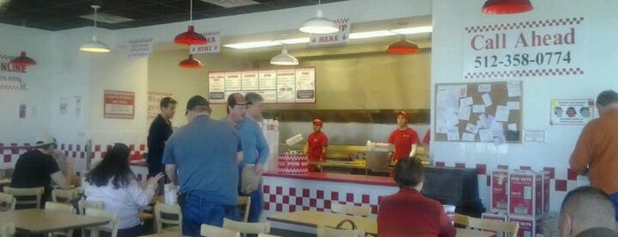 Five Guys is one of Orte, die Sam gefallen.