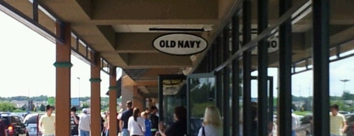 Old Navy Outlet is one of Tempat yang Disukai Lori.