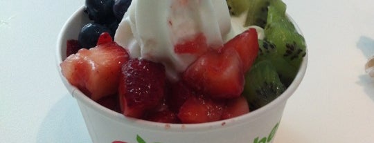 Pinkberry is one of Locais curtidos por Heather.