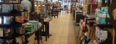 Barnes & Noble is one of Tempat yang Disukai Stefany.