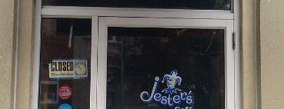 Jester's Cafe is one of สถานที่ที่ A ถูกใจ.