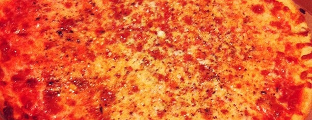 Gino's Brick Oven Pizza and Trattoria is one of Tempat yang Disimpan David.