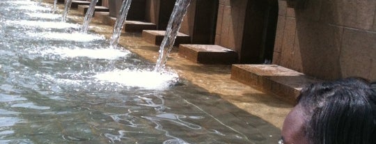 Copley Fountain is one of Tempat yang Disukai Mike.