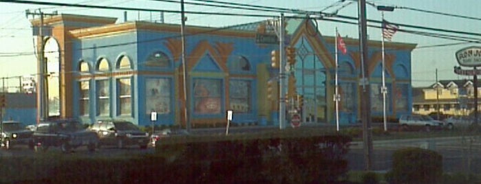 Ron Jon Surf Shop is one of Locais curtidos por Michael Dylan.