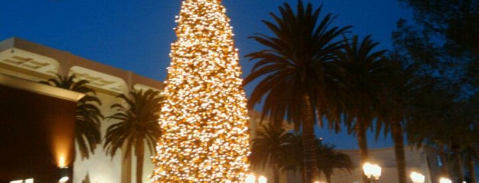 Fashion Island Gigantic Christmas Tree is one of FI.