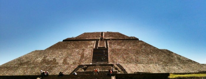 Zona Arqueológica de Teotihuacán is one of Para Pasear a un Extranjero.