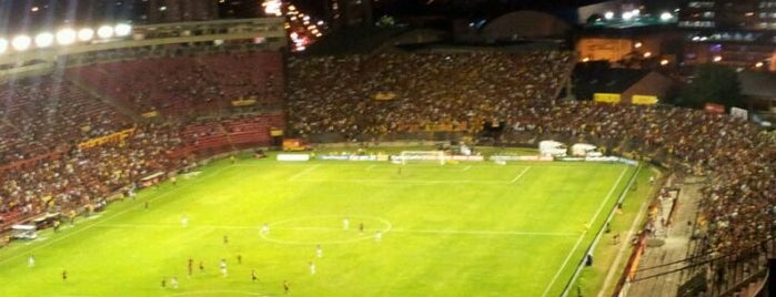 Estádio Adelmar da Costa Carvalho (Ilha do Retiro) is one of lugares onde passei.